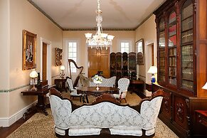 Monmouth Historic Inns and Gardens