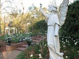 Monmouth Historic Inns and Gardens