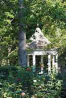 Monmouth Historic Inns and Gardens