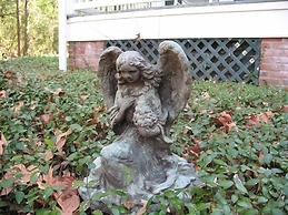 Monmouth Historic Inns and Gardens