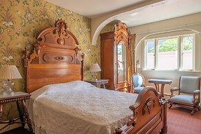 Martine Inn