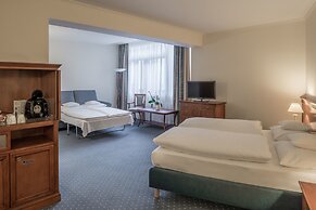 Hollywood Media Hotel