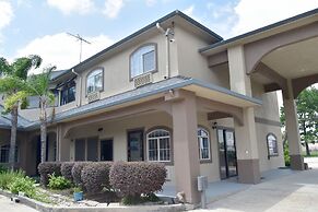 Camelot Inn & Suites Highway 290 NW Freeway