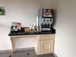 Camelot Inn & Suites Highway 290 NW Freeway