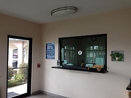 Camelot Inn & Suites Highway 290 NW Freeway