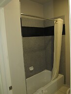 Camelot Inn & Suites Highway 290 NW Freeway