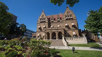 The Brewhouse Inn & Suites