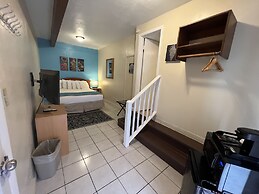 Seashell Motel & Key West Hostel