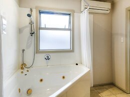 Absolute Lakeview Motel