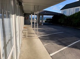 Absolute Lakeview Motel