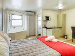 Absolute Lakeview Motel