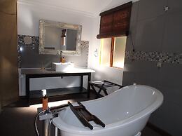 Old Mill Lodge, Working Ostrich Farm & Restaurant, Oudtshoorn