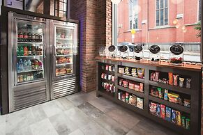 La Quinta Inn & Suites by Wyndham Baltimore Downtown