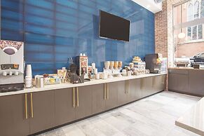 La Quinta Inn & Suites by Wyndham Baltimore Downtown