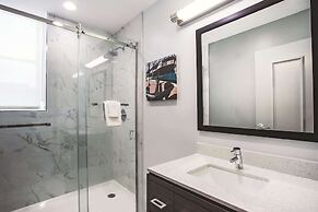 La Quinta Inn & Suites by Wyndham Baltimore Downtown