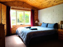 Twelve Apostles Motel & Country Retreat