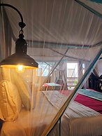 Dhow Palace Hotel