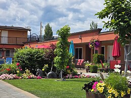 Sahara Courtyard Inn