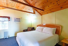 Half Moon Motel & Cottages