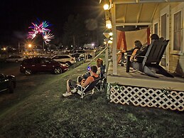 Half Moon Motel & Cottages