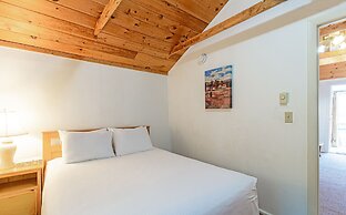 Half Moon Motel & Cottages