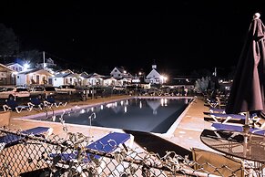 Half Moon Motel & Cottages