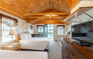 Half Moon Motel & Cottages