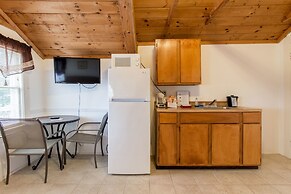 Half Moon Motel & Cottages