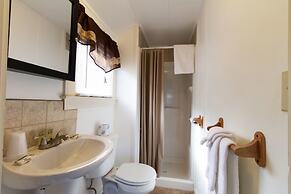 Half Moon Motel & Cottages