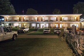 Half Moon Motel & Cottages