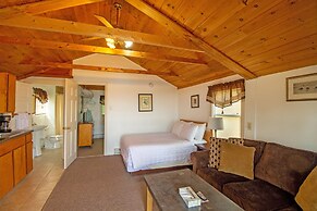 Half Moon Motel & Cottages