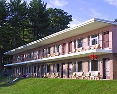 Half Moon Motel & Cottages