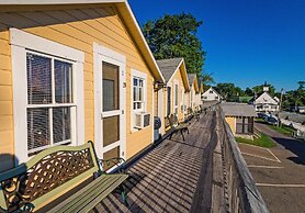 Half Moon Motel & Cottages