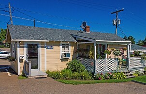 Half Moon Motel & Cottages