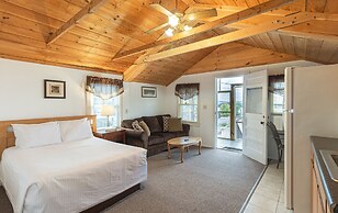 Half Moon Motel & Cottages