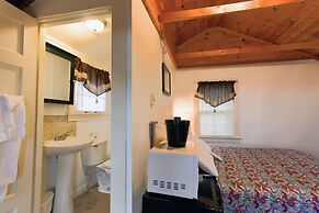 Half Moon Motel & Cottages