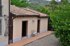 Antico Borgo Etneo Country Hotel