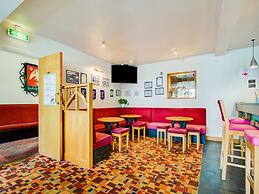 OYO Godolphin Arms Hotel