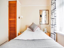 OYO Godolphin Arms Hotel