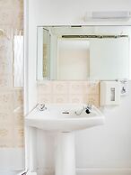 OYO Godolphin Arms Hotel