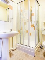 OYO Godolphin Arms Hotel