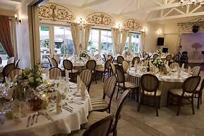 Villa Estera - Hotel & Restauracja