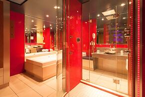 Le Chabrol Hotel & Suites