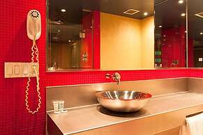 Le Chabrol Hotel & Suites
