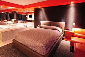 Le Chabrol Hotel & Suites