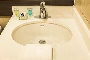 Le Chabrol Hotel & Suites