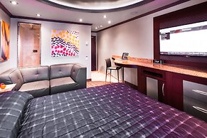 Le Chabrol Hotel & Suites