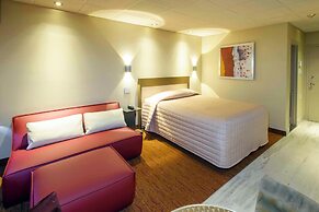Le Chabrol Hotel & Suites