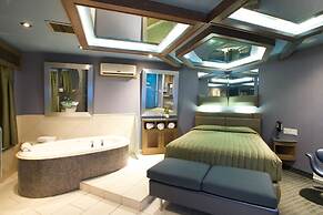 Le Chabrol Hotel & Suites