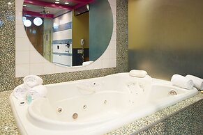 Le Chabrol Hotel & Suites